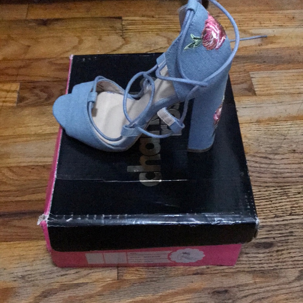 Charlotte Russe Rosy DNNM heels - Picture 2 of 3